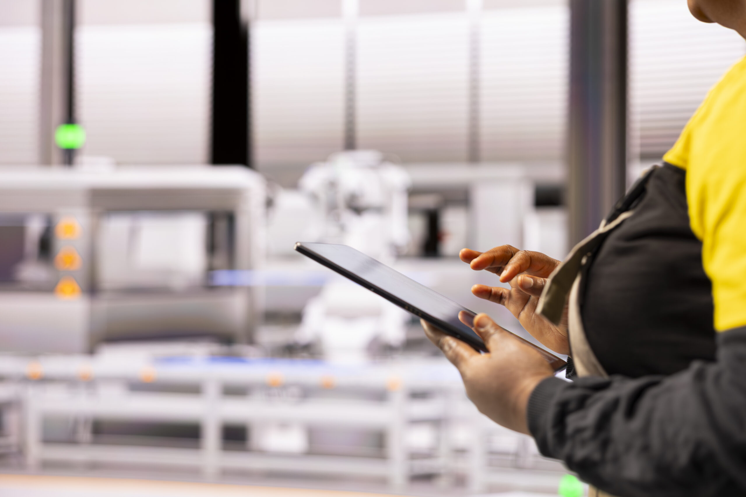 Industry 4.0 Engineer Upgrading Robotic Automation Systems imagem indústria